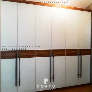 contoh lemari pakaian pintu ayun minimalis letter i di Pamulang by Portu Interior id3427