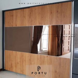 model lemari pakaian sliding minimalis warna coklat kombinasi cermin by Portu Interior id4086